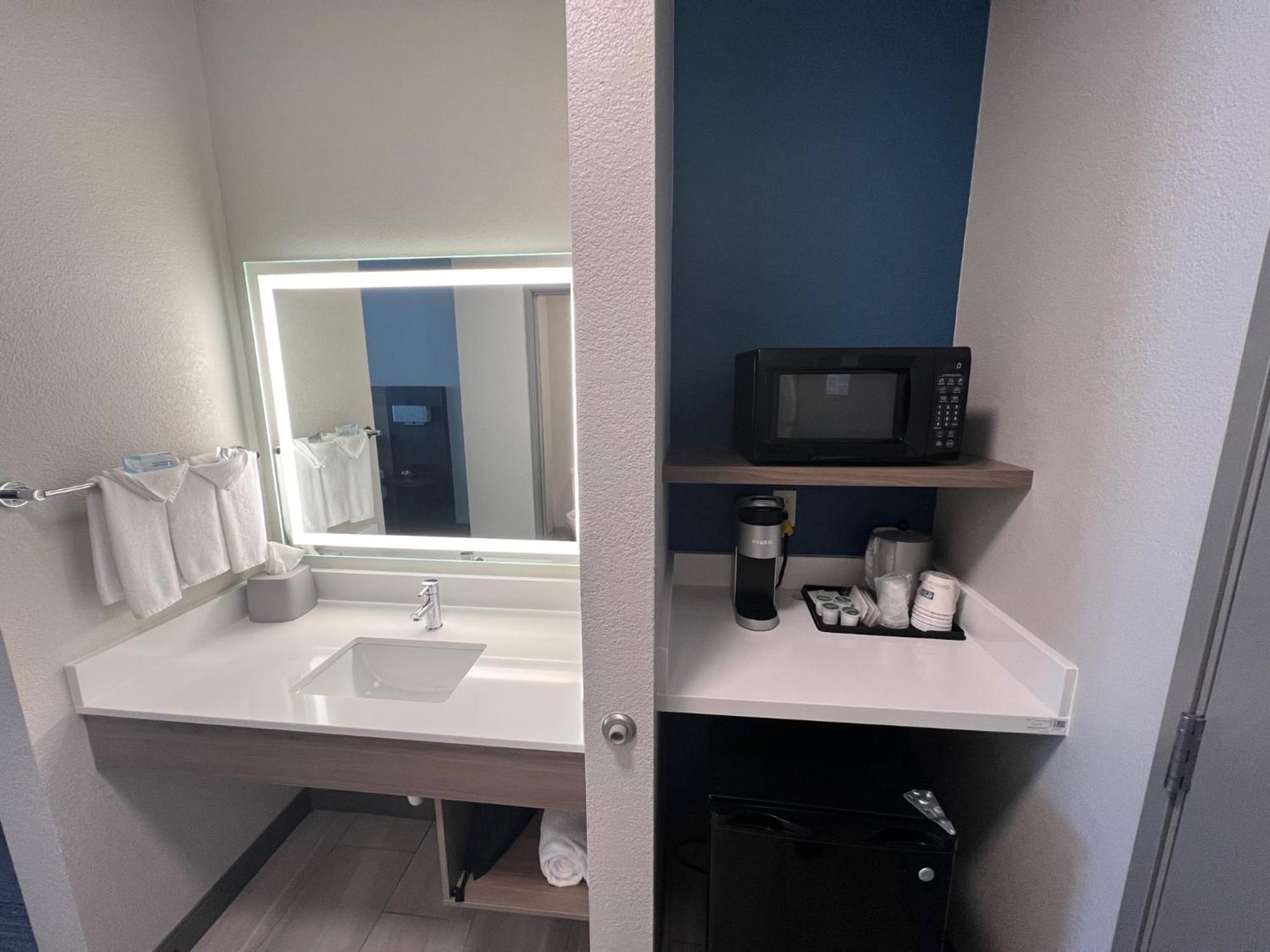 Holiday Inn Express - Wichita North - Park City By Ihg Esterno foto