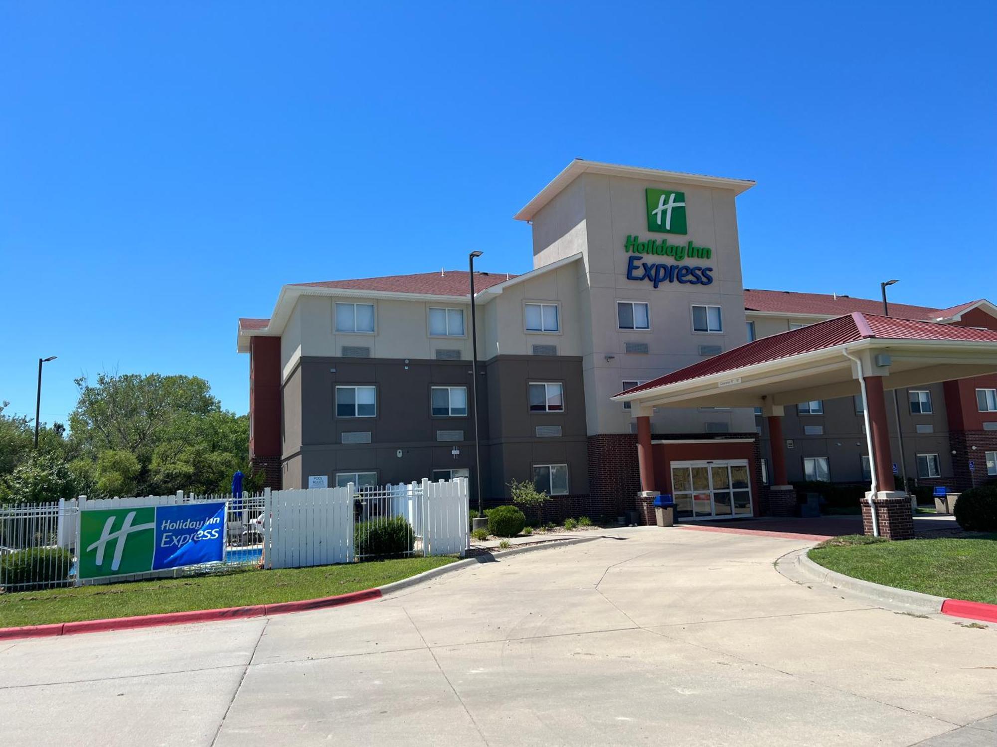 Holiday Inn Express - Wichita North - Park City By Ihg Esterno foto